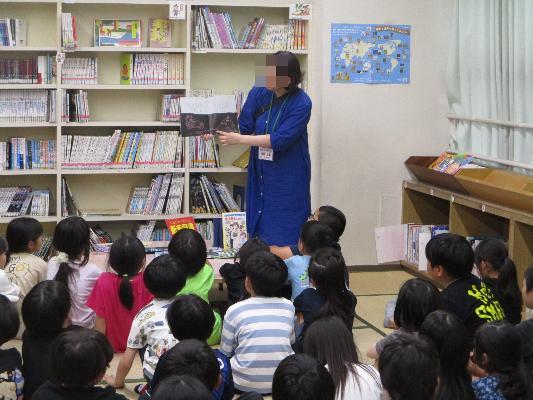 図書室読み聞かせの様子