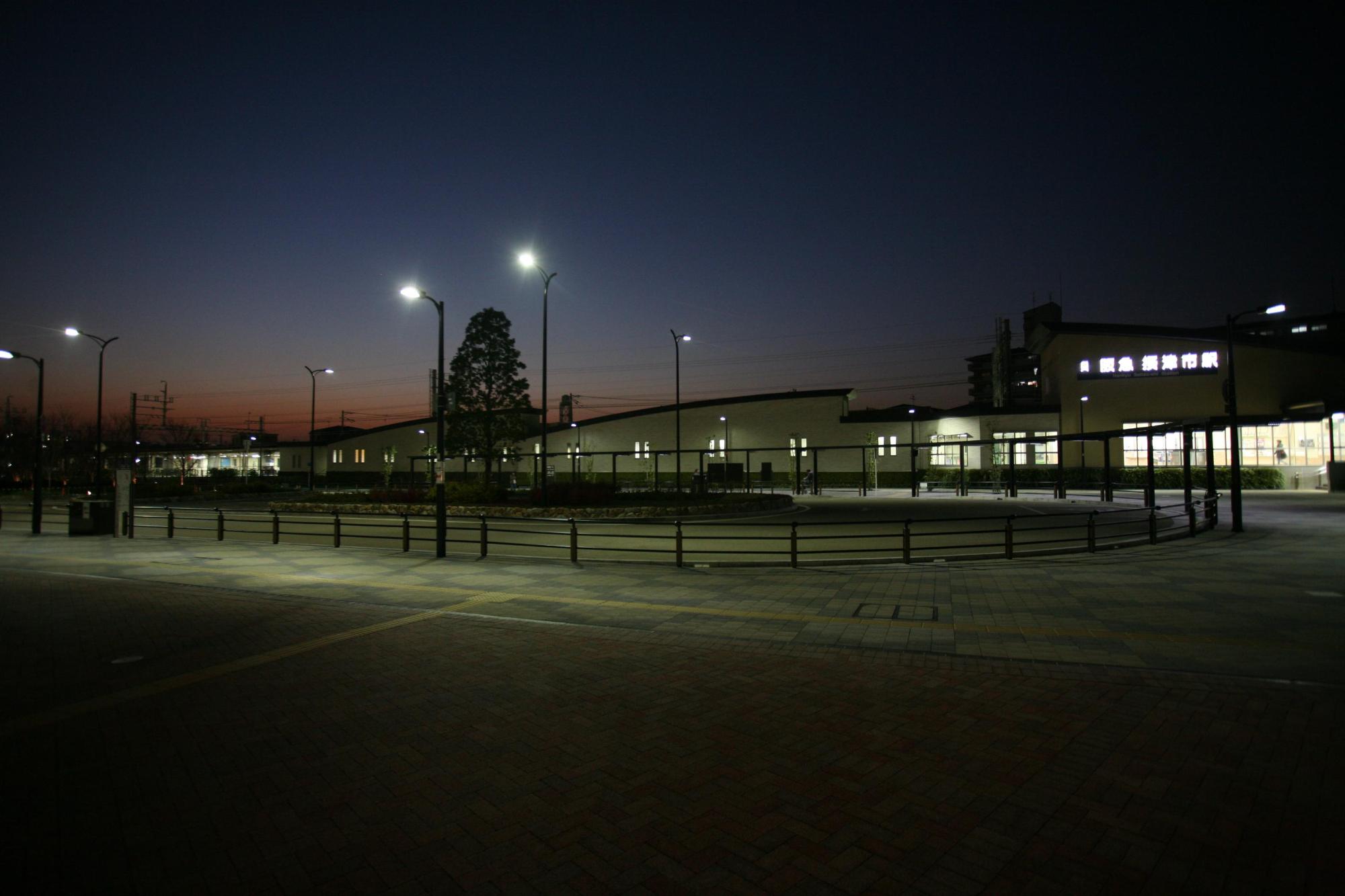 駅前広場(夜）の写真