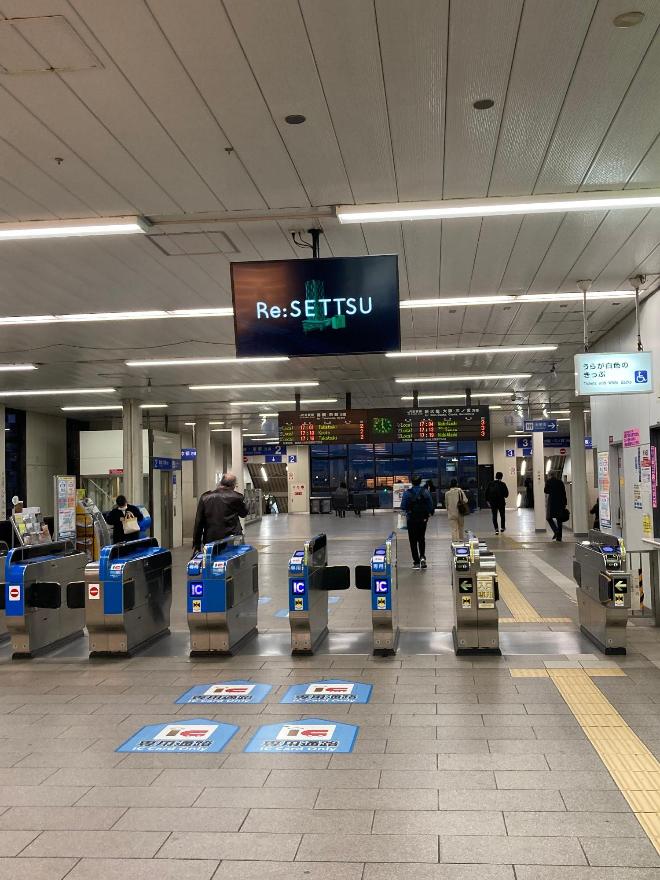 千里丘駅前改札モニター