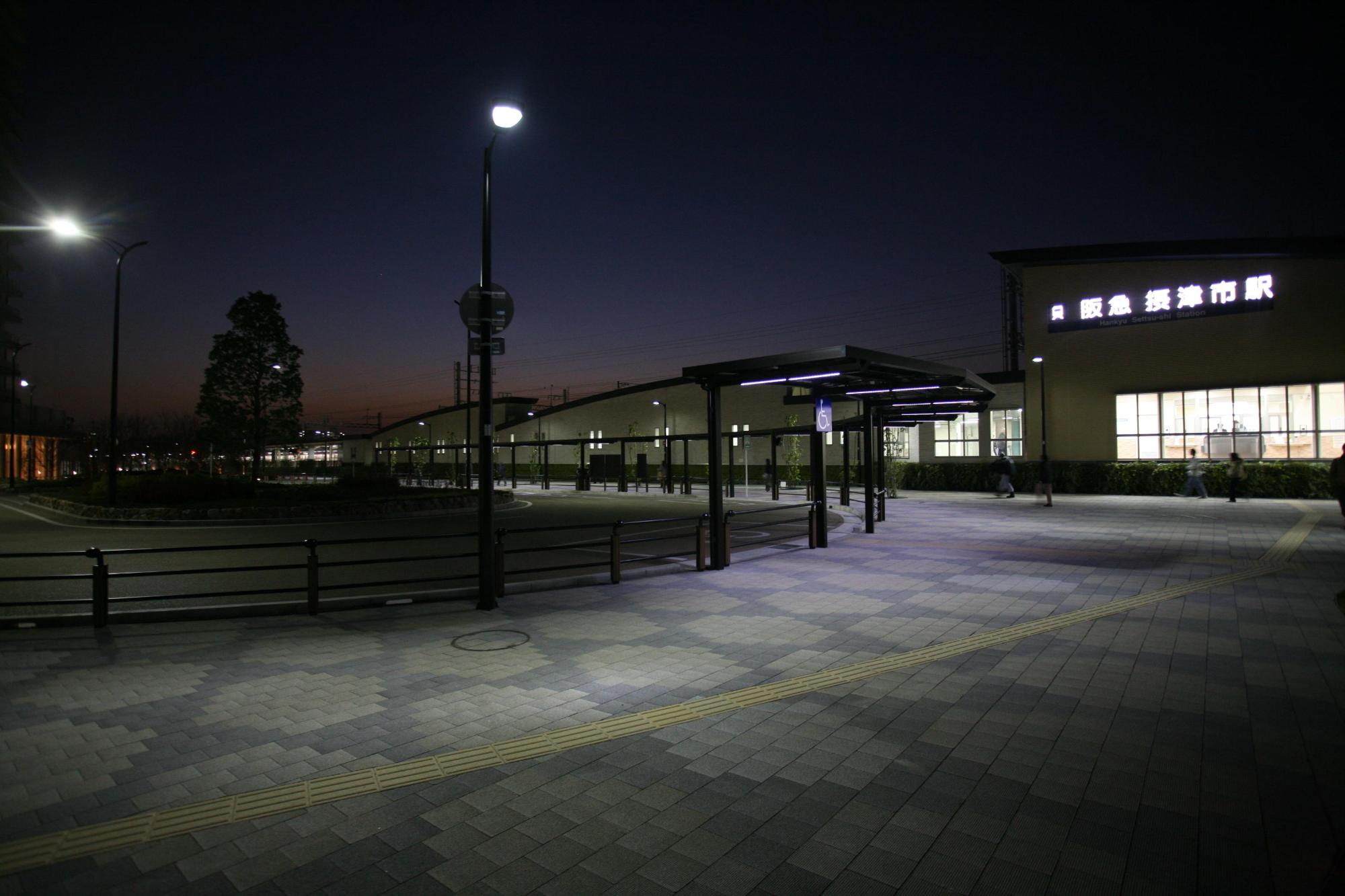 阪急摂津市駅（夜）の写真