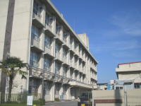 鳥飼東小学校の校舎の外観を写した写真。4階建ての校舎が写っている。