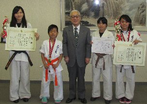 報告に来てくれた空手選手との記念撮影 報告に来てくれた空手選手との記念撮影